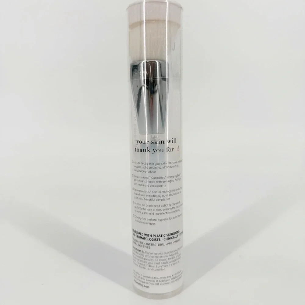 It Cosmetics Skin Smoothing Complexion Brush No. 704  Brand new, package never o